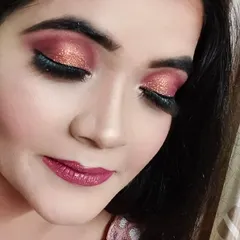 A close-up of a glamorous engagement eye makeup look. I used a blend of pink and rose-gold glitter to create this sparkling effect, finished with dramatic lashes for a look that truly stands out in photos.