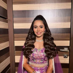 A stunning Sangeet look with a focus on glamorous, defined eyes and a flawless base. The voluminous Hollywood waves complete this show-stopping look.