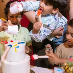 Pure joy looks like this! My interactive cake sessions for kids are all about letting them get creative and a little messy. Here, the birthday boy and his friends are painting their own cake with edible colors before the big cake-cutting moment.