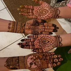 Mehendi for the bride squad. This shows a variety of intricate guest designs that are detailed and beautiful, perfect for the closest friends and family.