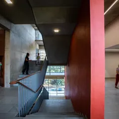 The main staircase at the JSW School of Public Policy at IIM Ahmedabad is more than just a means of vertical circulation. It is a grand social condenser, a place for informal meetings and chance encounters that are vital to academic life.