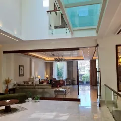From this perspective, the seamless integration of open spaces is clear. The design uses changes in level and transparent barriers to define zones without sacrificing the bright, airy feel of the home.