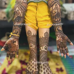 From fingertips to toes, I design a complete and cohesive bridal look. This set features intricate figures and patterns for a truly royal feel on your special day.