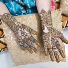 Another beautiful example of personalized mehendi with the initials 'RS' taking center stage. The rest of the design is built around it with florals and traditional patterns.