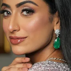 This is my signature "no-makeup makeup" look. It’s all about achieving that dewy, glass-skin finish with soft contouring, glossy lips, and subtly defined eyes, perfect for a sophisticated party look.