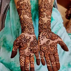 This is a classic full-hand floral design that I absolutely love. The bold flowers combined with delicate leaves and shading create a rich, traditional look perfect for any grand celebration. I used my special organic henna paste for that deep, beautiful color.