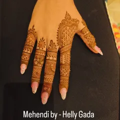 This design showcases a variety of intricate patterns on the fingers and a graceful paisley element on the back of the hand. It's a classic choice for a bridesmaid who wants detailed work.