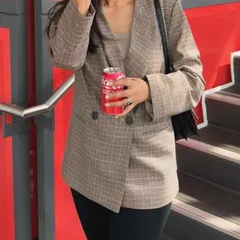 A close-up on the details of my blazer and accessories.
