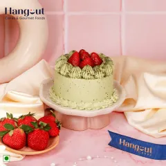A match(a) made in strawberry heaven. This elegant and irresistible cake combines the earthy flavor of matcha with the sweetness of fresh strawberries for a unique and sophisticated treat.