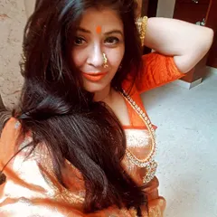 A closer look at the Maharani vibe. The orange saree paired with a traditional South Indian necklace and a simple nose ring creates a classic and timelessly beautiful look.