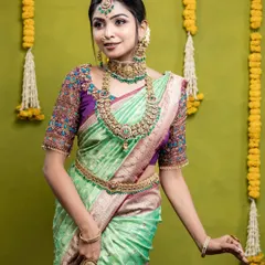 A wonderful look on this model, created by a talented makeup artist. The jewellery is a semi-bridal set with green stones.