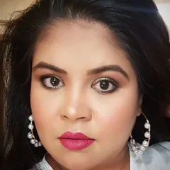 I am a firm believer that the right lipstick can change your entire mood. Here, I'm wearing a bold fuchsia pink lip shade. It’s amazing how a pop of color can instantly boost your confidence.