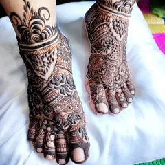 A full view of this intricate feet design, perfect for showing off with your bridal footwear.