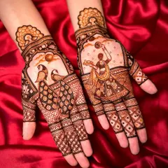A beautiful Karwachauth design featuring a woman with the traditional sieve on one hand and peacocks on the other. It’s a perfect blend of festive ritual and classic mehendi art.
