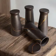This set of 500 ml carafes with lids was created for a special coffee tasting experience at a local cafe. The black glaze matches the cafe's aesthetic, with a touch of gold for a little oomph.