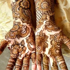 A beautiful example of guest mehndi that still feels full and festive. This Indo-Arabic design combines floral patterns on the palm with checkerboard fills and detailed finger work.