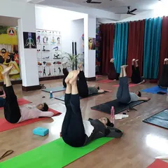 Here, my students are practicing Urdhva Prasarita Padasana (Raised Legs Pose). This is a foundational core-strengthening exercise that also helps improve circulation and relieve tension in the lower back, making it great for those who sit for long hours.
