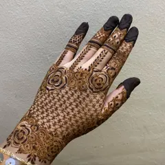 This design features a delicate net pattern filled with tiny flowers, surrounded by larger rose motifs. It's a very romantic and feminine style.