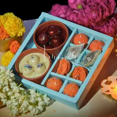My large Mithai Candle box includes Gulab Jamun and Rasgulla bowl candles along with other sweet-themed candles. It's a grand gesture for any festive occasion.
