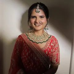 I always listen to my brides. Neelam knew exactly what she wanted: no lashes, no lenses, and nothing heavy. I focused on creating an ethereal glow that felt natural and true to her, proving that you don't need a lot to be radiant.