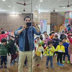 A snapshot from a dance workshop with a large group of enthusiastic kids. I design my workshops to be engaging and fun, helping children build confidence, teamwork, and a passion for dance.