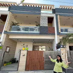 Here I am with a recently completed project. It’s always a proud moment to see the final result, where the mix of stone cladding, wood-look panels, and large glass balconies comes together perfectly.