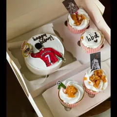 For the football lover, this Cristiano Ronaldo themed set was a big hit. It features an edible print of the star on a butterscotch bento cake with matching cupcakes.