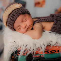 Even the tiniest explorers can have big adventures. This peaceful 11-day-old newborn is dreaming of faraway places in my cozy, travel-themed studio setup, showing how I create imaginative and safe portraits for your little one.