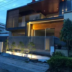 For this home, I used a bold vertical line of light to contrast with the horizontal wooden slats and fence. This technique adds visual height and a strong design element to the building's exterior.