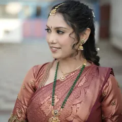 A closer look at the subtle makeup for Sumana's Varapooje. My goal is always to make skin look like skin, using products to even out tone and add a healthy glow that feels comfortable and looks timeless.
