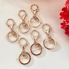 These gold-toned keyring hooks add a touch of elegance to any small macramé project. The combination of a lobster clasp and a key ring makes them both functional and stylish for your handmade accessories.