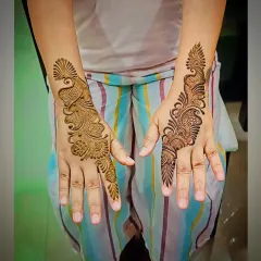 A simple yet elegant Arabic design, featuring a classic peacock-inspired trail on the back of the hand. This is perfect for a minimalist look.