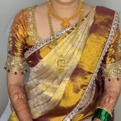 Here is a lovely Maharashtrian bride wearing a traditional Kanjivaram saree. I created fluffy pleats to give the silk fabric a beautiful, full look that honors the traditional draping style while ensuring it stays perfectly in place.