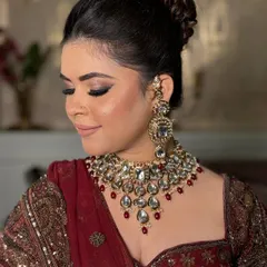 A beautiful side profile of a bride, showcasing her messy bun, the heavy kundan necklace, and the perfectly draped dupatta.