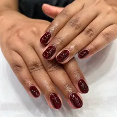 The perfect shade of deep wine red. This gel polish provides a flawless, high-shine finish that is both timeless and incredibly chic, suitable for any nail length or shape.