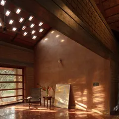 We used sunlight as a design tool. Light filtering through the tiled roof creates a warm, ever-changing canvas of light and shadow on the earthy walls and Athangudi tile floor.