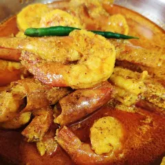 Here is another prawn variant, cooked in my magic yellow gravy. These succulent prawns are lip-smacking good with warm steamed rice, a simple yet delicious seafood curry for your family to enjoy.