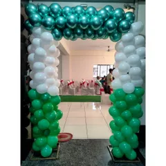 A simple yet bold balloon arch in green and white, perfect for national holidays or events with a specific color theme. This arch creates an unmissable entrance to the event space.