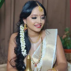 Another shot of this gorgeous South Indian makeover. The look is completed with a traditional hairstyle adorned with fresh jasmine flowers, or gajra.