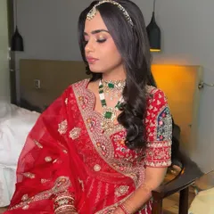 A soft, golden glow on the eyes paired with a classic red lehenga creates a warm and inviting bridal look. Here, I kept the hair in simple, open waves to balance the richness of the outfit and jewellery.