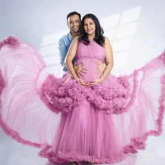 This shot shows how we can create a sense of movement even in a still photo. The flowing fabric of the pink gown frames the couple beautifully, highlighting the baby bump.