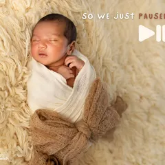 When a baby gives us cues, we listen. Here, the plan changed, and we simply paused. My mentoring emphasizes a baby-led approach, which often results in the most authentic and peaceful images.