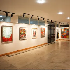 Our studio doubles as a gallery, displaying specially curated exhibitions that create an inspiring atmosphere for our workshops. Your team will be surrounded by professional art, sparking their own creativity.