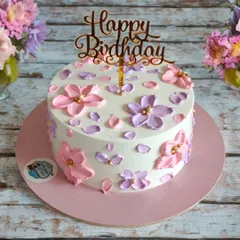 A simple and pretty birthday cake with hand-piped pastel flowers. This minimalist design is perfect for a chic and understated celebration.