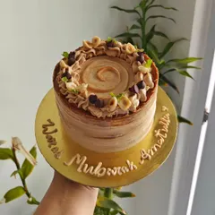 A cute little cake in one of my favorite flavors: vanilla and Biscoff. The combination of creamy Biscoff frosting, hazelnuts, and chocolate chips is just divine.