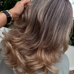 The way the light hits these blonde layers is just perfect. This is a great example of a soft, modern blonde.
