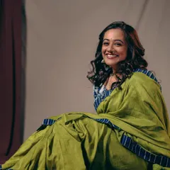 I styled the wonderful actress Spruha Joshi in this joyful look. The combination of a simple green cotton saree with a patterned blouse creates a fresh, approachable, and happy vibe.