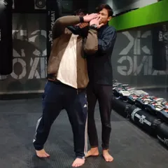 Here I am explaining the details of a headlock defense. The key is to address the immediate danger, which is the choke, while simultaneously creating an opportunity to counterattack.