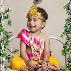 This little Krishna is all smiles, sitting on a miniature swing decorated with vines. I provide all props, including this swing, to create a playful and authentic festive scene right in your living room.