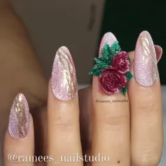 A luxurious press-on nail set. This design combines a sparkling pink cat-eye polish with a stunning, hand-sculpted 3D rose bouquet on the accent nail.